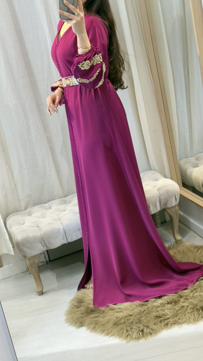 Robe/caftan violette avec ceinture avec broderies dorées