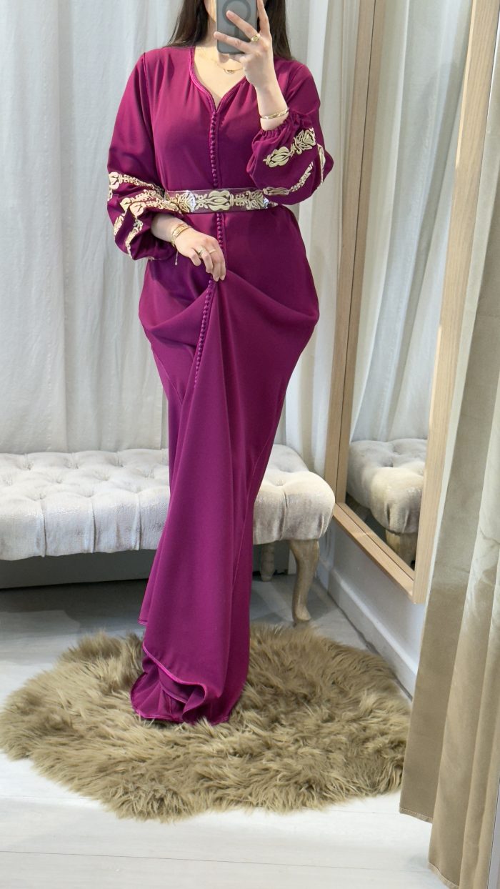 Robe/caftan violette avec ceinture avec broderies dorées