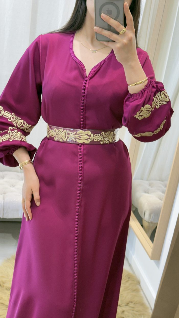 Robe/caftan violette avec ceinture avec broderies dorées