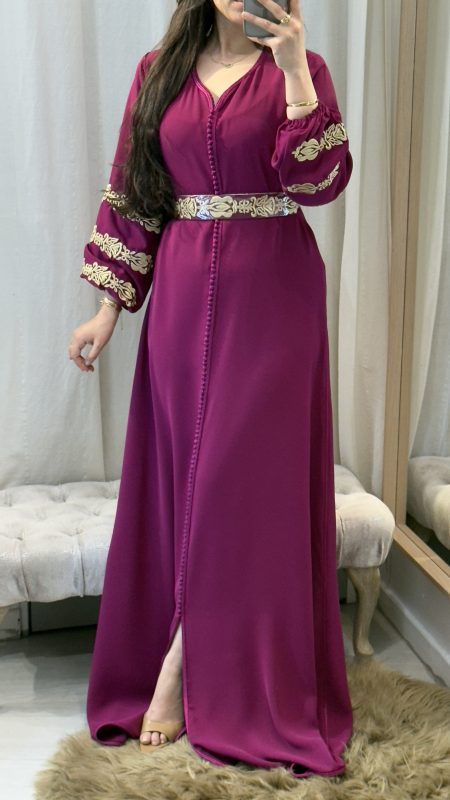 Robe/caftan violette avec ceinture avec broderies dorées