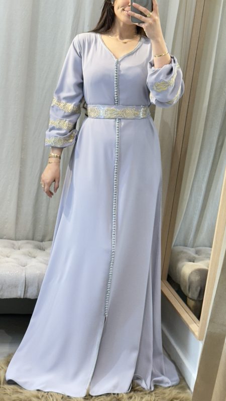 Caftan marocain bleu gris clair brodé doré à la main avec manches bouffantes et ceinture assortie – Saphir Caftan