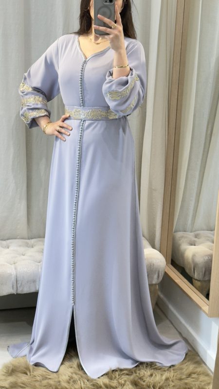 Caftan marocain bleu gris clair brodé doré à la main avec manches bouffantes et ceinture assortie – Saphir Caftan