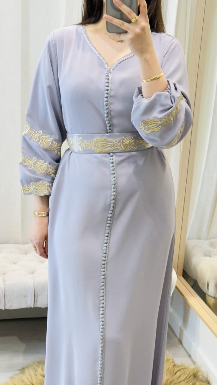 Caftan marocain bleu gris clair brodé doré à la main avec manches bouffantes et ceinture assortie – Saphir Caftan