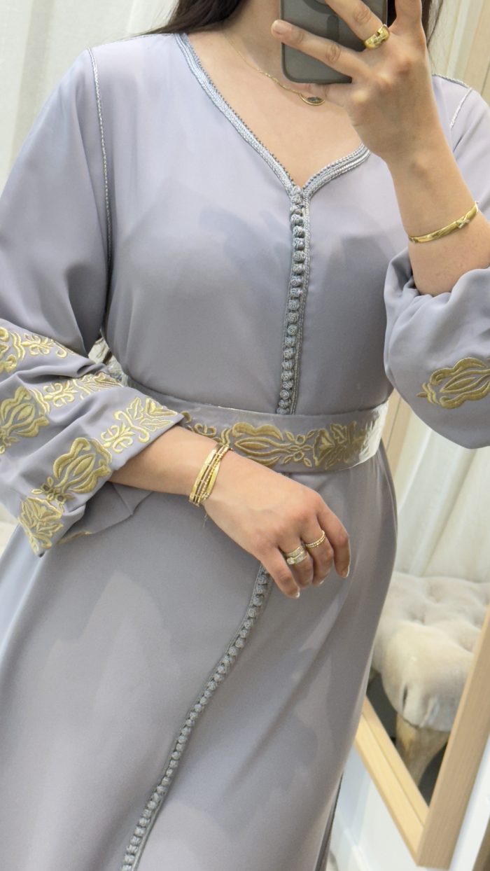 Caftan marocain bleu gris clair brodé doré à la main avec manches bouffantes et ceinture assortie – Saphir Caftan