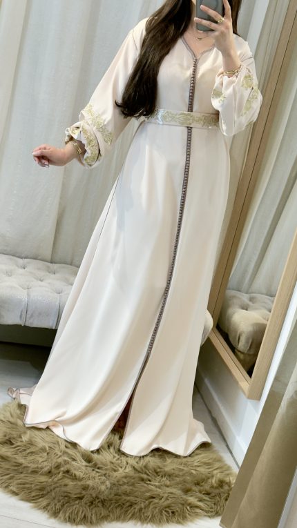 Caftan marocain saumon clair brodé doré à la main avec manches bouffantes et ceinture assortie – Saphir Caftan