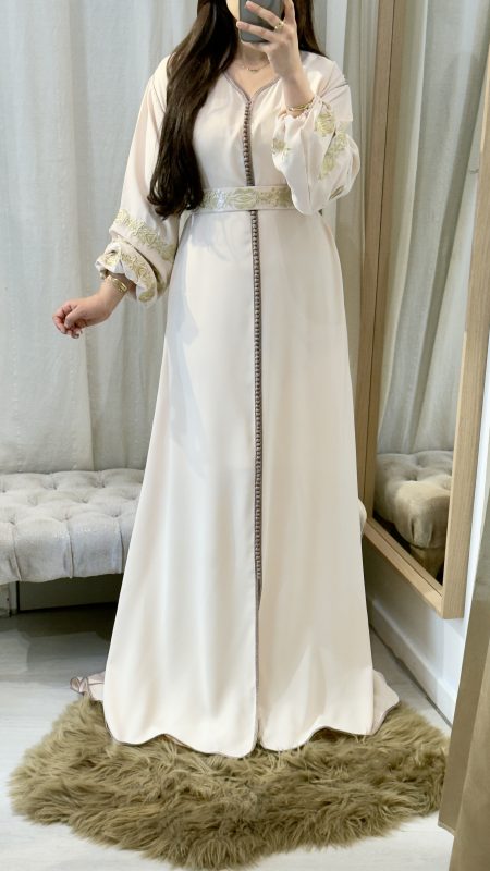 accueil 6 Caftan marocain saumon clair brodé doré à la main avec manches bouffantes et ceinture assortie – Saphir Caftan