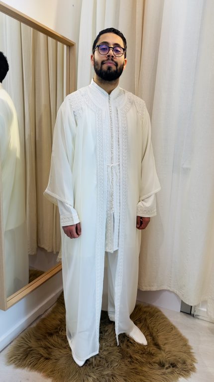 homme qui porte un jabador, un ensemble en trois pièces traditionnel marocain en couleur blanche