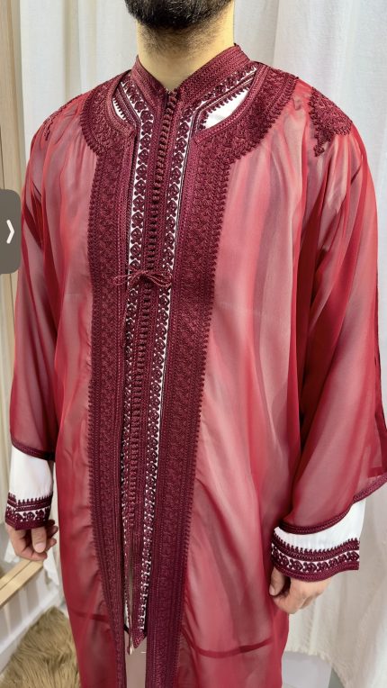 homme qui porte le jabador tarik pour homme en trois pièces,en couleur bordeaux, idéalement pour mariage, fiançailles ou événements festifs