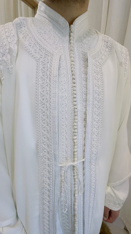 homme qui porte un jabador, un ensemble en trois pièces traditionnel marocain en couleur blanche