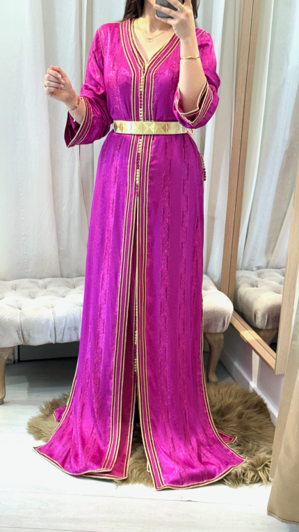 FEMME Qui porte une takchita marocaine en deux pièces en tissu jawhara couleur fushia