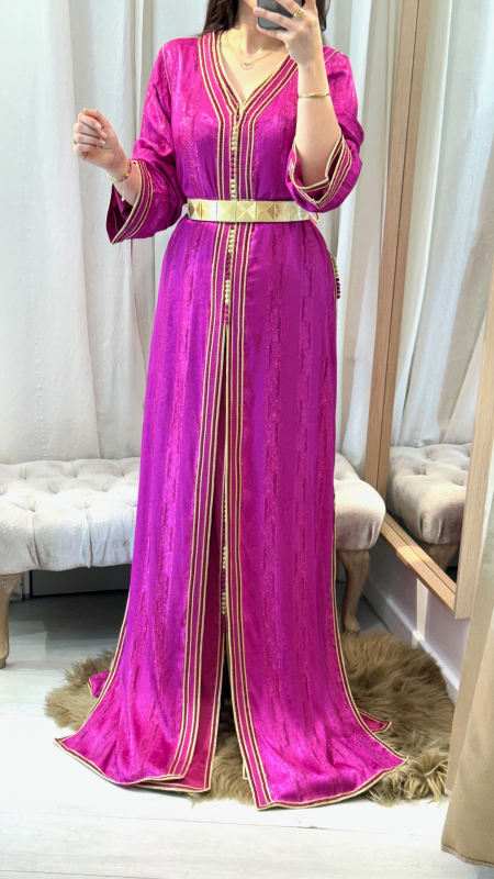 FEMME Qui porte une takchita marocaine en deux pièces en tissu jawhara couleur fushia