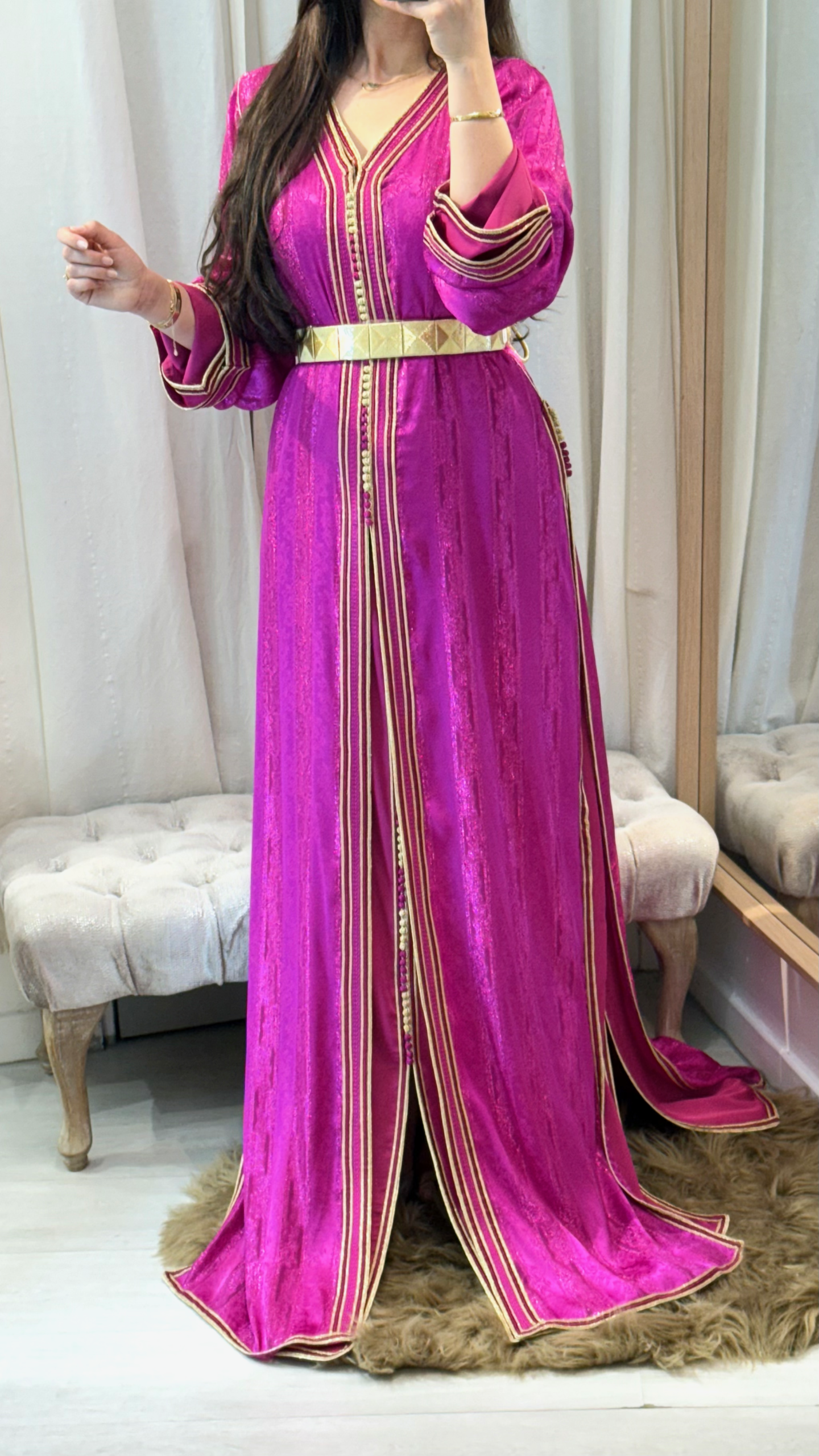 takchita Jawahir - premium FEMME Qui porte une takchita marocaine en deux pièces en tissu jawhara couleur fushia