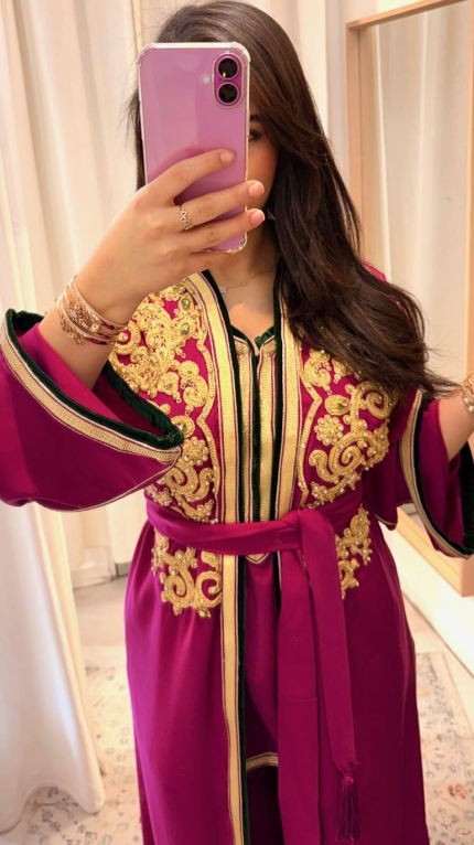 Jabador farah premium, jabador marocain fuchsia brodé or et rouge avec ceinture assortie