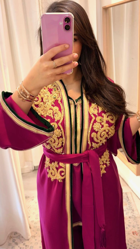 Jabador farah premium, jabador marocain fuchsia brodé or et rouge avec ceinture assortie