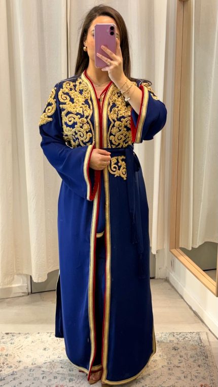 jabador marocain bleu roi brodé or et rouge avec ceinture assortie