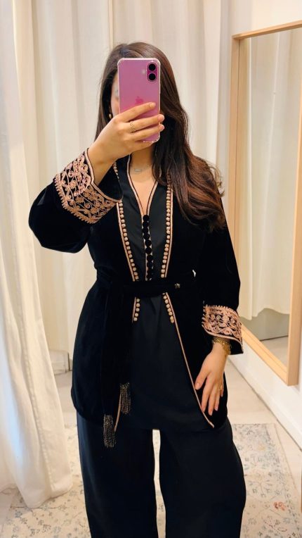 femme qui porte un jabador marocain noir en trois pièces