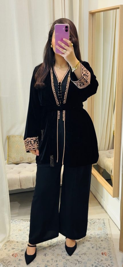 femme qui porte un jabador marocain noir en trois pièces
