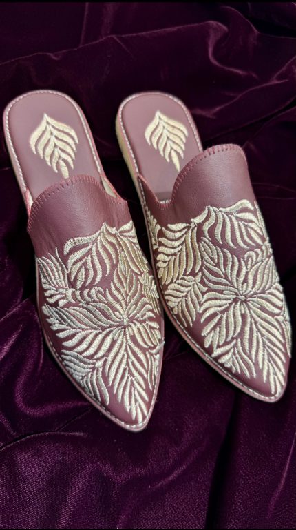 BABOUCHES FEMME EN CUIR COULEUR BORDEAUX AVEC BRODERIES BRONZE