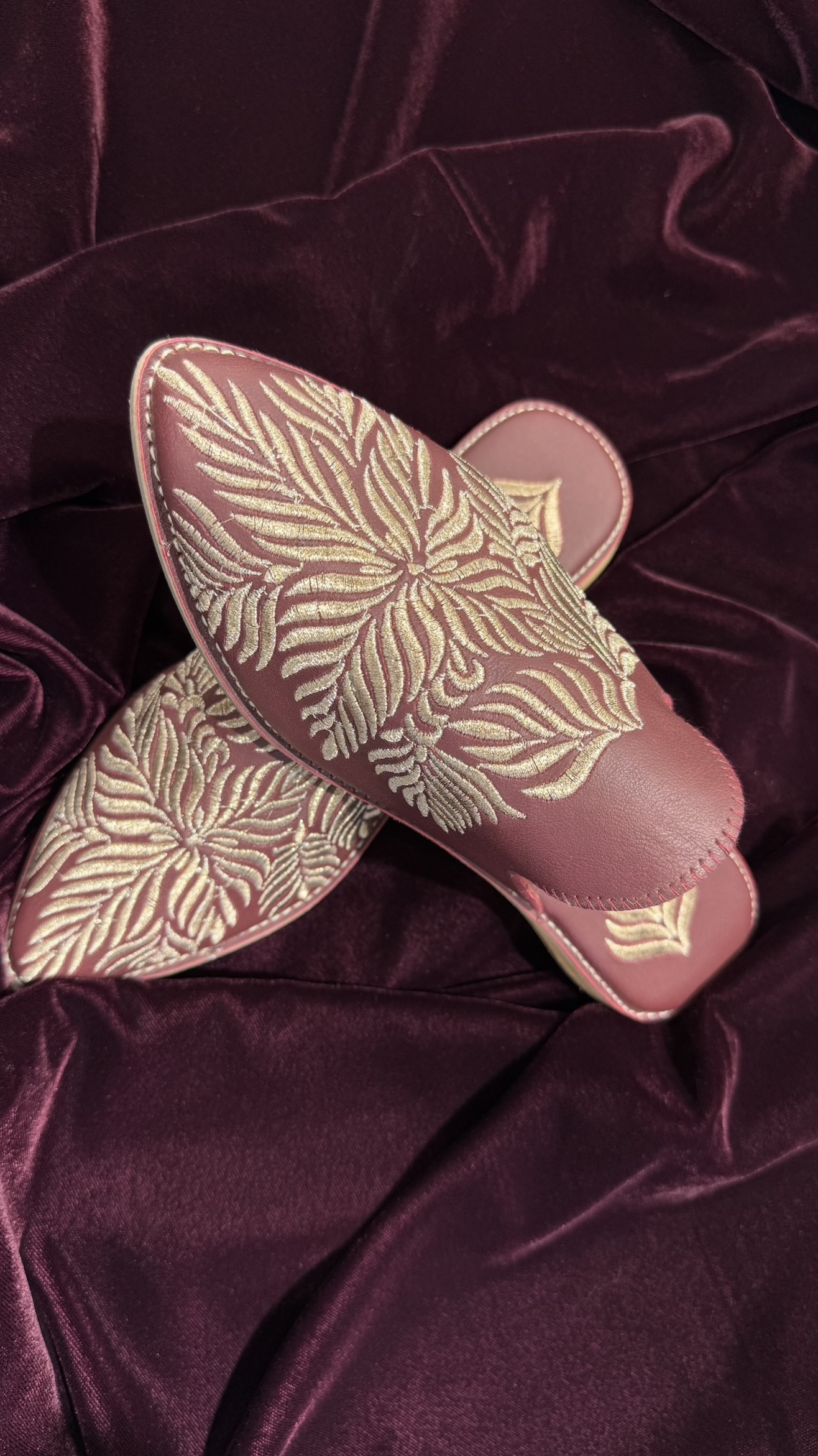 BABOUCHES FLEUR FEMME BABOUCHES FEMME EN CUIR COULEUR BORDEAUX AVEC BRODERIES BRONZE