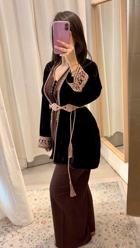 femme qui porte un jabador marocain noir en trois pièces