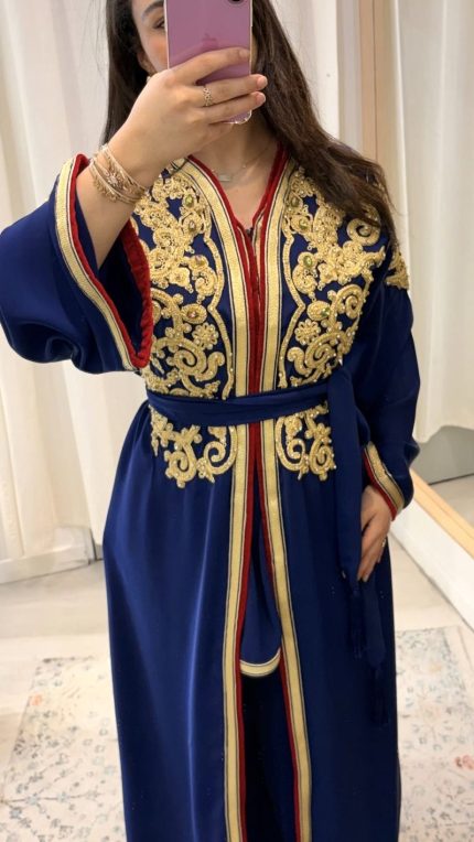 jabador marocain bleu roi brodé or et rouge avec ceinture assortie