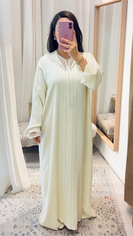 “Djellaba Kmiss femme pour Omra, tissu léger et fluide, kmiss/bas en mousseline et djellaba en crêpe, couleur écru, coupe ample et élégante.”